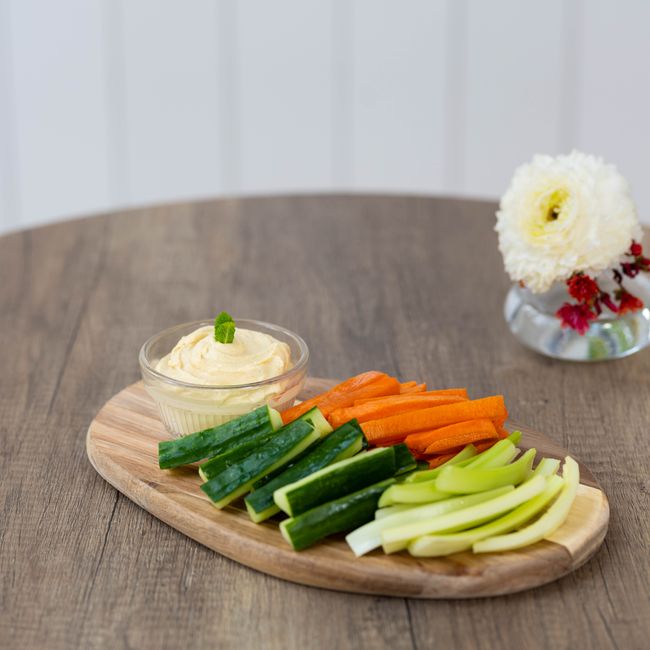 Grönsaksbricka med hummus