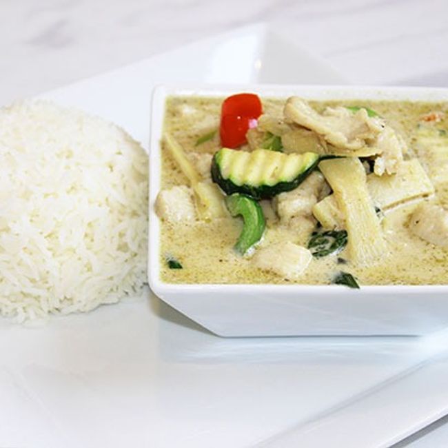 Grön curry med kyckling, kokosmjölk och grönsaker ***