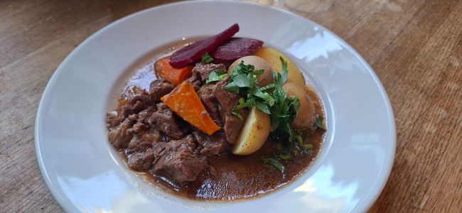 Kalops på högrev med kokt potatis och rödbetor