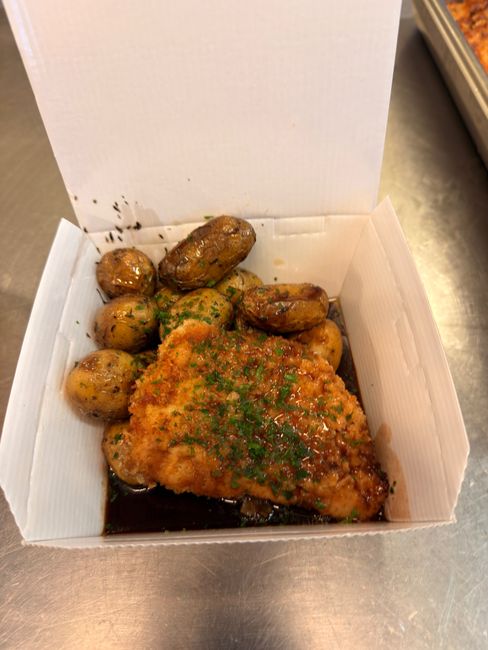 Senapspanerade fläskkotletter med rostad potatis och skysås