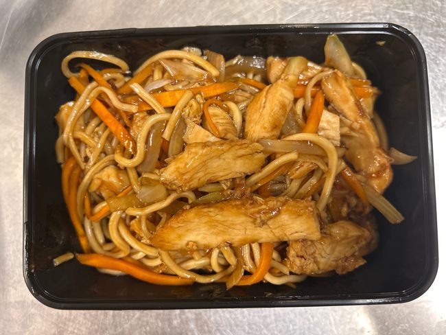 Wokad äggnudlar med kyckling och grönsaker