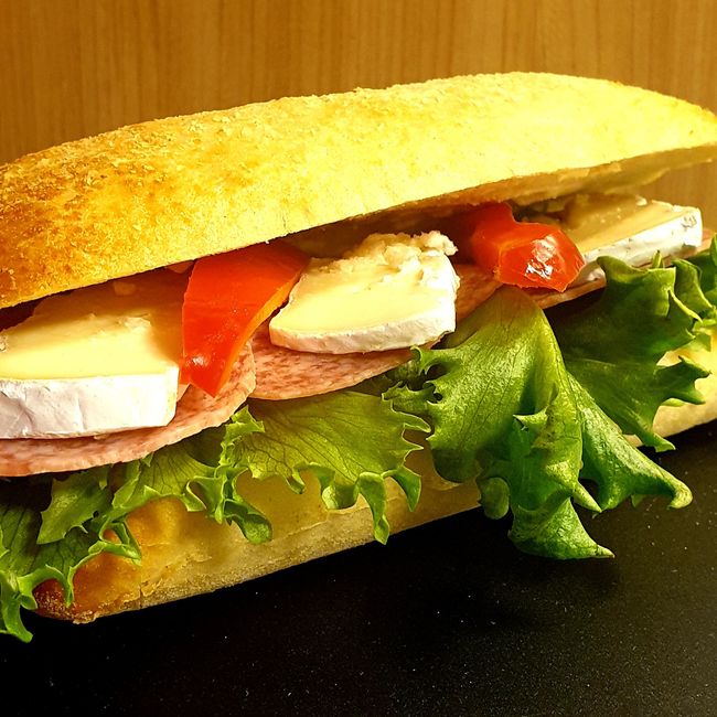 Ciabatta Brieost och salami