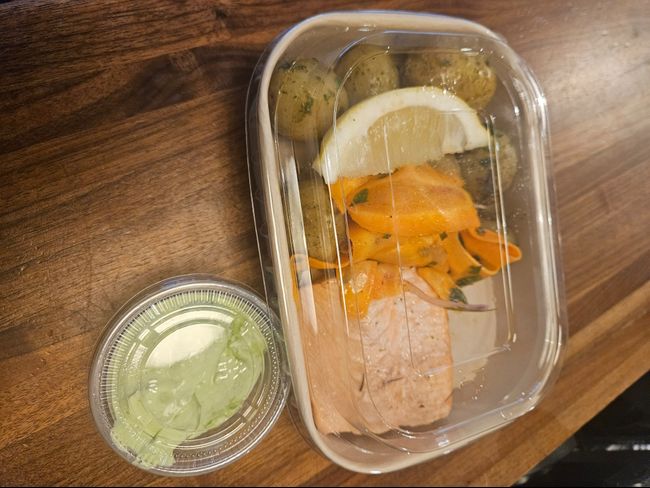 GÅRDAGENS INKOKT LAXFILÉ MED DILLSLUNGAD FÄRSKPOTATIS