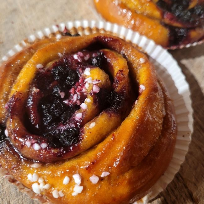 Vegansk saffransbulle med blåbär