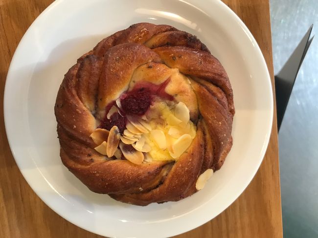 Säsongsbulle med hallon och lemoncurd