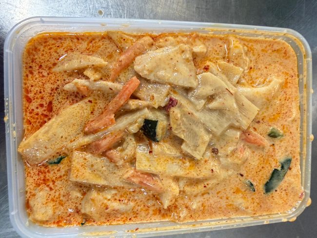 Wokad kyckling med röd curry och kokosmjölk med ris