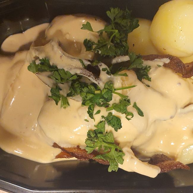 Stekt fläsk med löksås och kokt potatis
