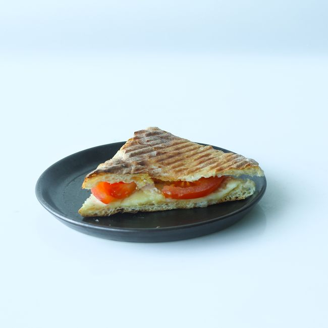 Grillad Pinsatoast med cheddarost & tomat (serveras varm)