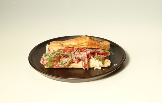 Grillad Pinsa Tryffelsalami Pecoriono Romano