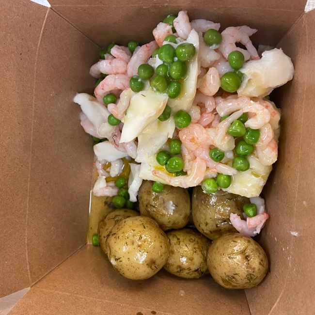 Pocherad torsk med skirat smör, räkor& ärtor samt dillkolt potatis