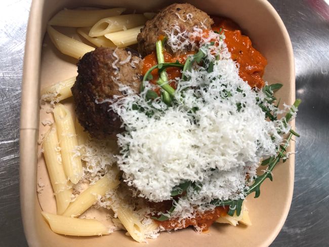 Kalvköttbullar med tomatsås & pasta