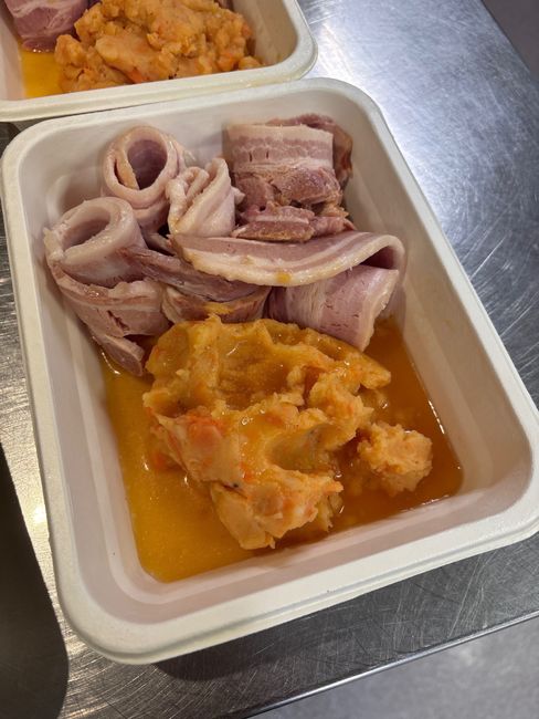 Rotmos och sidfläsk med äppelsky