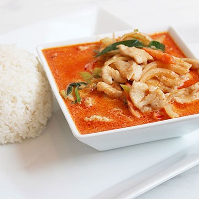 Paneng curry med kyckling, kokosmjölk och grönsaker. *