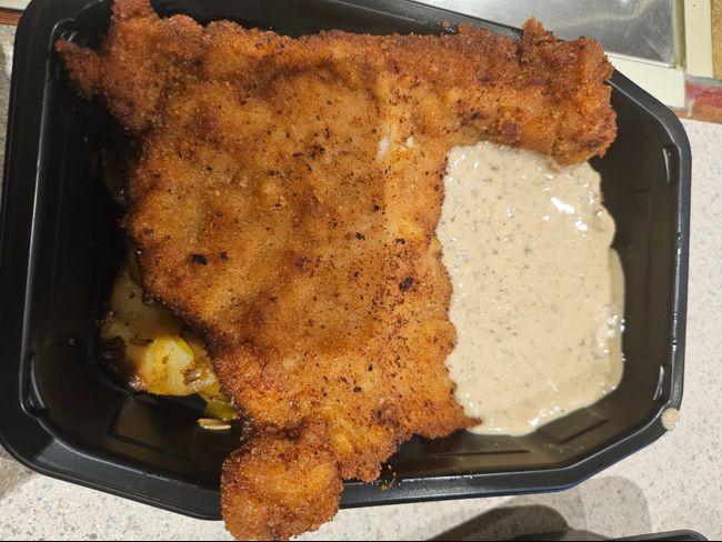Husets schnitzel på fläskytterfilè serveras med svampsås och råstekt potatis