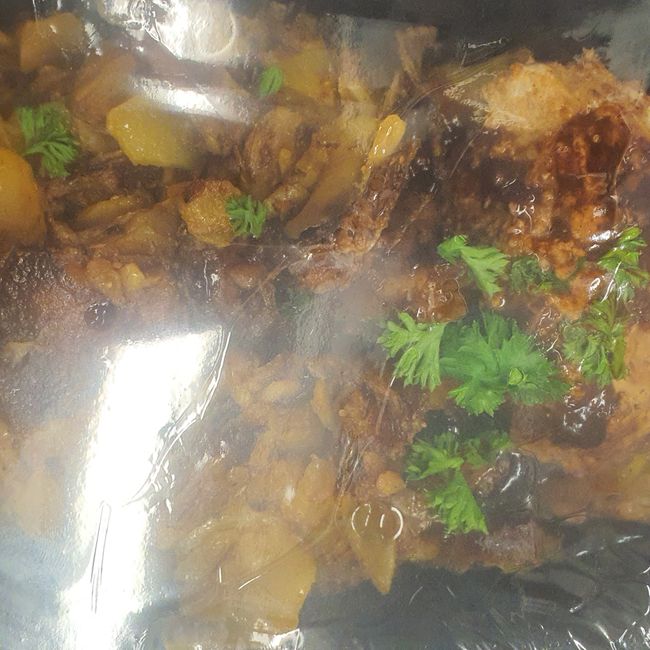 Grönpepparbiff på nötfärs serveras med rosépepparsky och stekt potatis