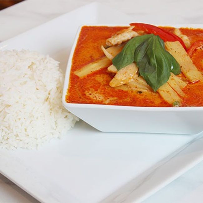 Röd curry med kyckling, kokosmjölk och grönsaker **