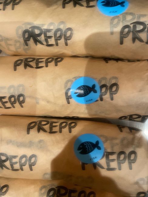 Wraps med tonfiskröra , lök och ägg
