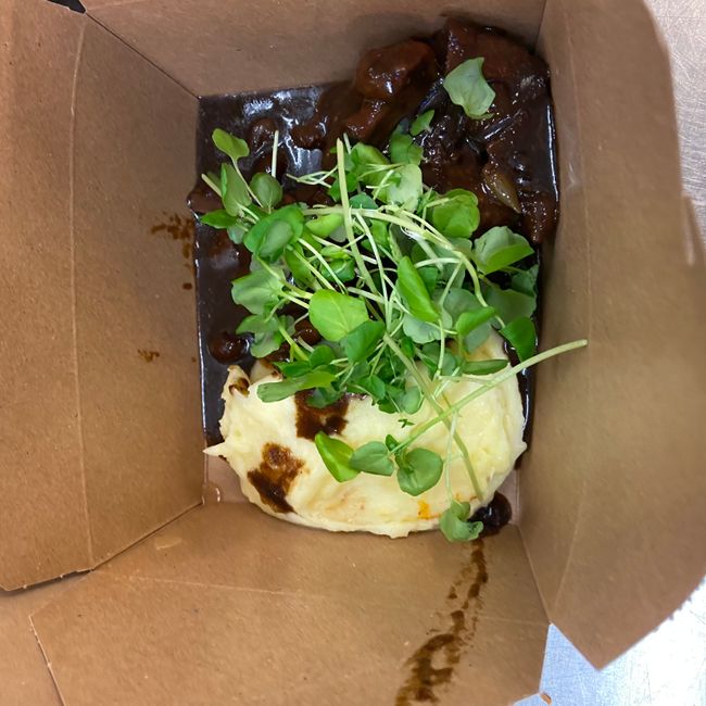 Nötfärsbiff med potatispuré, svamp, lök och rödvinssky