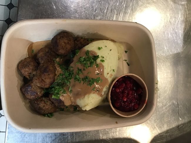 Köttbullar med potatismos med dragon gräddsås lingon och pressgurka