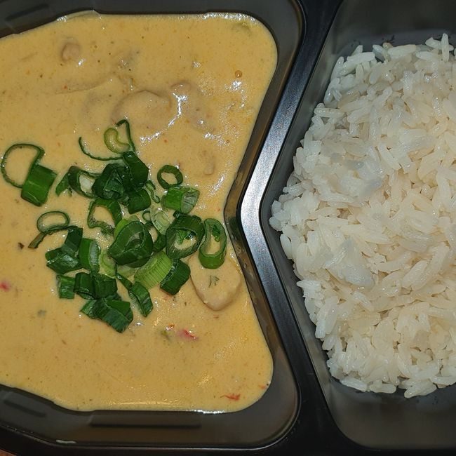 Thailändsk kycklinggryta serveras med jasminris