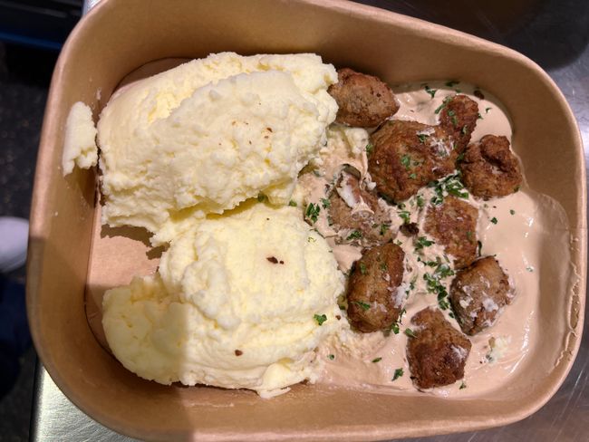 Köttbullar med gräddsås och potatismos