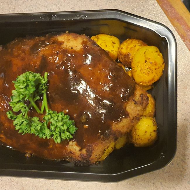 Schnitzel med grönpepparsås och stekt potatis