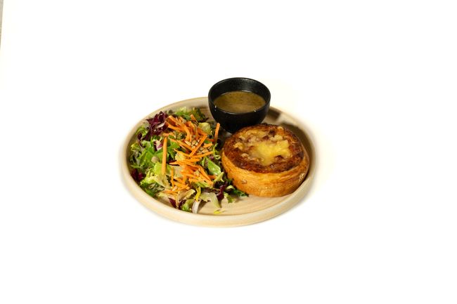 Rökt Skinka & Västerbottenssost Paj (sallad & dressnig)