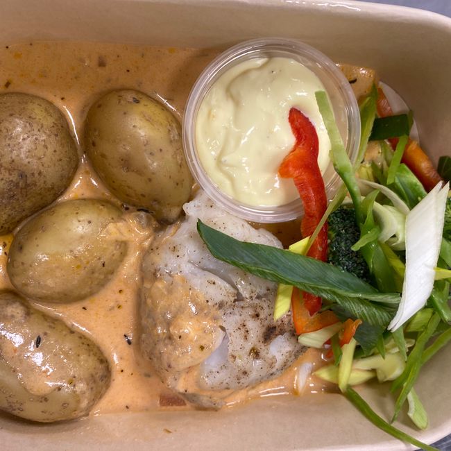 Fisk- och skaldjursgryta med aioli , kokt potatis och primörer