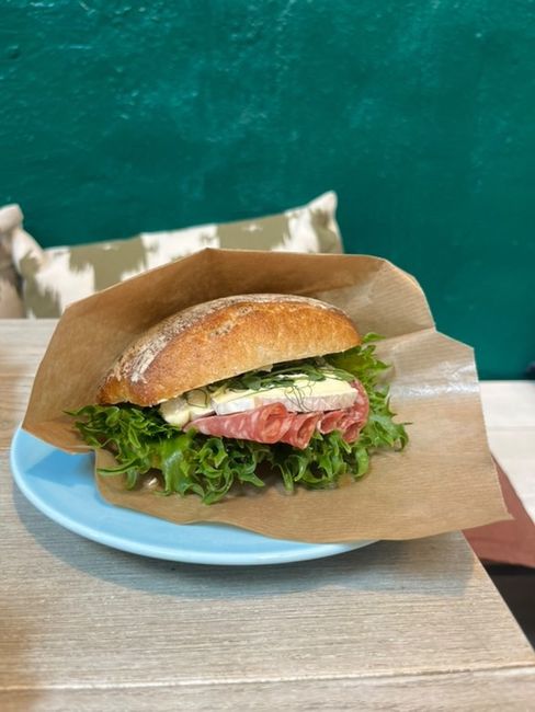 Surdegsmacka med salami & brie.