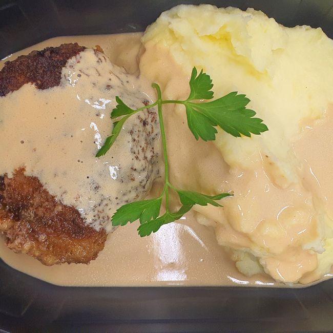 Klassisk wallenbergare serveras med gräddsås och potatismos