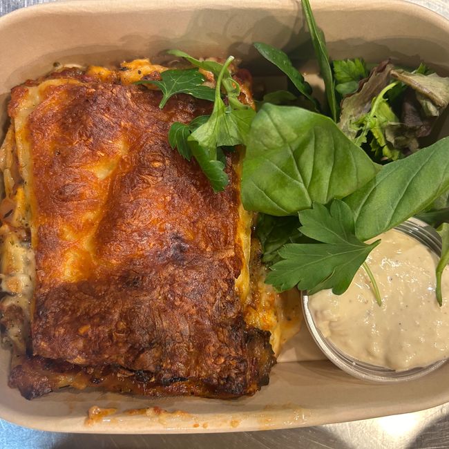 Kycklinglasagne med fetaostkräm och örtsallad