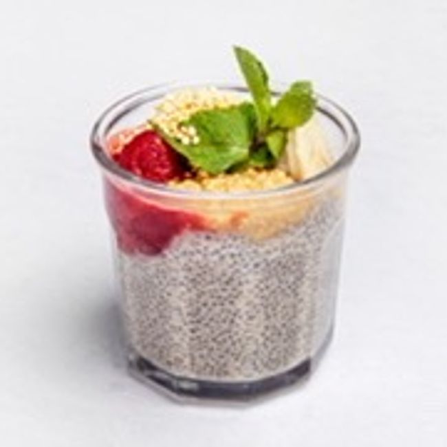 Chiapudding med jordgubbspure, banan, jordnötssmör