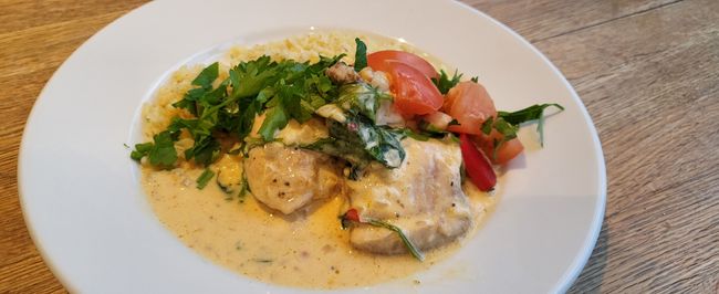 Kyckling med grädde, sambal oelek, vitt vin och bulgur