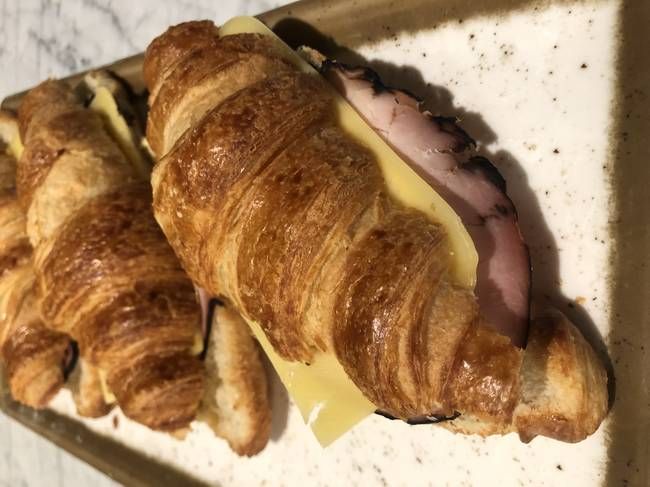 Croissant med ost och skinka