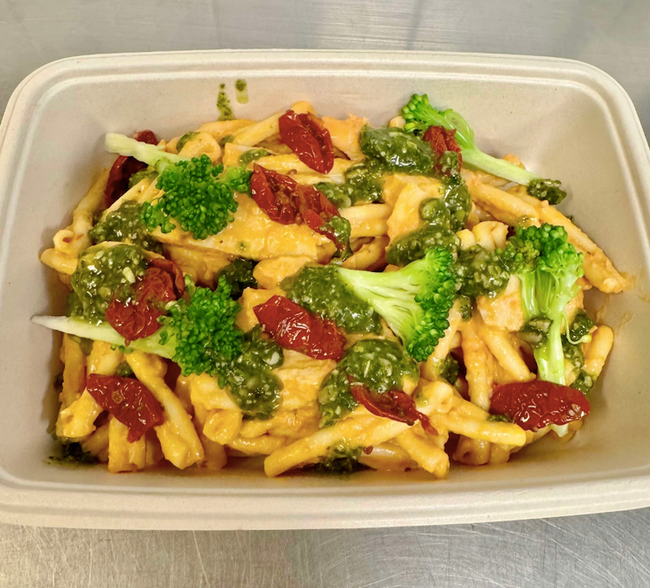 Pasta med kyckling, broccoli och krämig tomat och parmesan sås