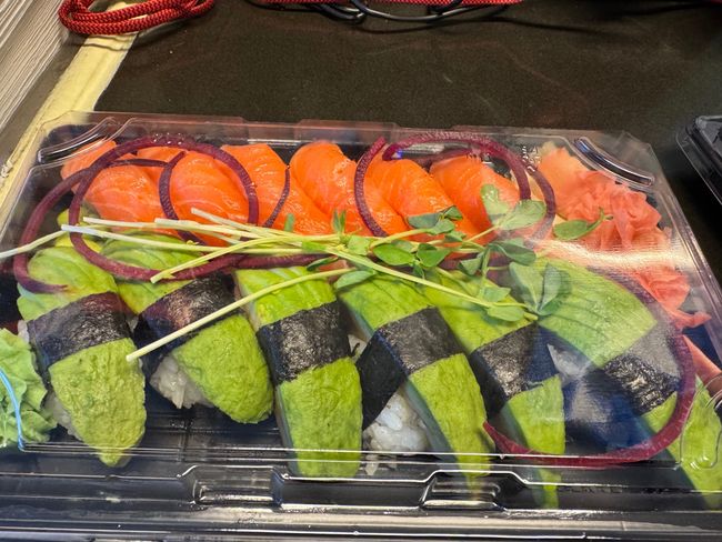 14bitars lax och avokado nigiri sushi