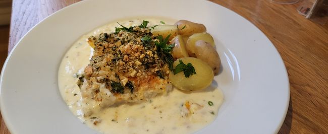 Ugnsbakad kolja med frasigt mandel- & örttäcke och kokt potatis