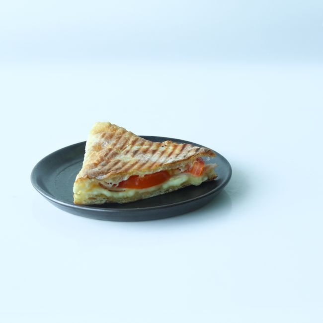 Grillad Pinsatoast med cheddarost, kalkon & tomat (serveras varm)
