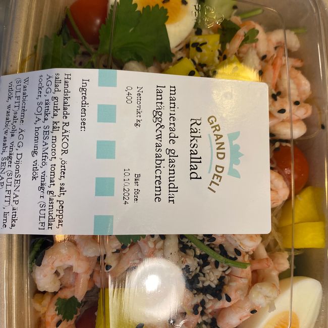 Räksallad, marinerade glasnudlar,ingefärspicklad rättika & lantägg