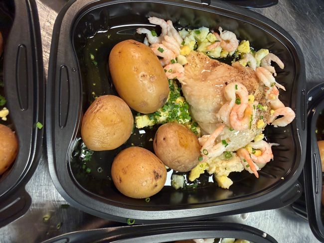 Ugnsbakad havskattfilé med pepparrot, räkor, ägghack, skirat smör och kokt potatis (Clone)