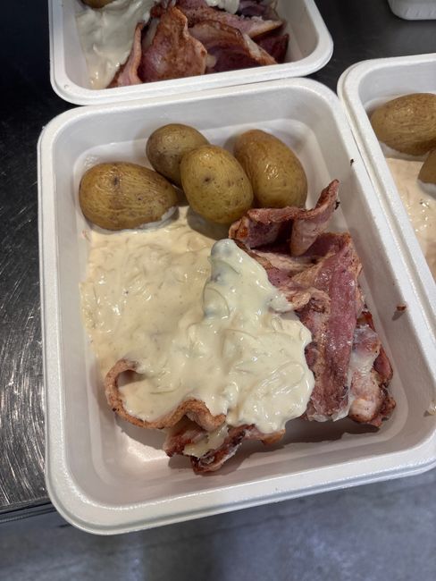 Stekt fläsk med löksås och potatis