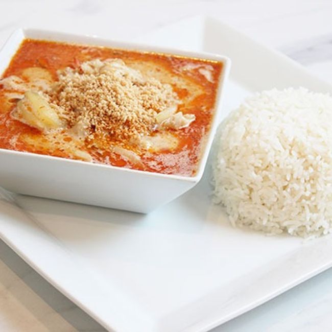 Massaman curry med kyckling kokosmjölk, och grönsaker. *