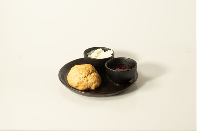 Scones med färskost och sylt