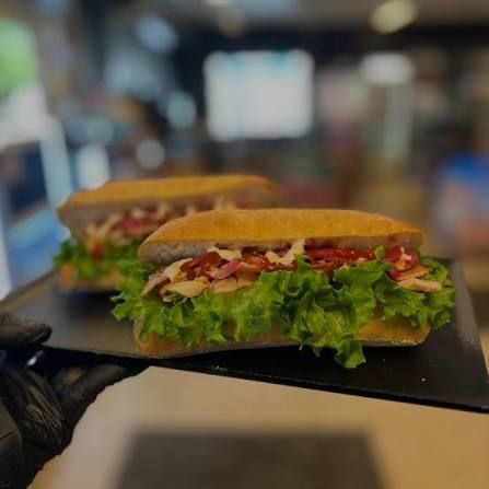 Ciabatta kyckling och picklad rödlök