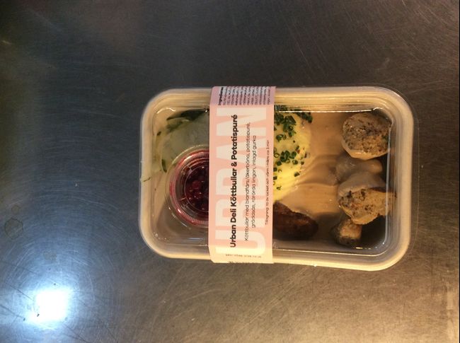 50/50 Köttbullar med potatispuré, lingon & gräddsås