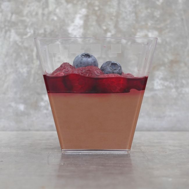 Mjölkchoklad pannacotta med rårörda hallon