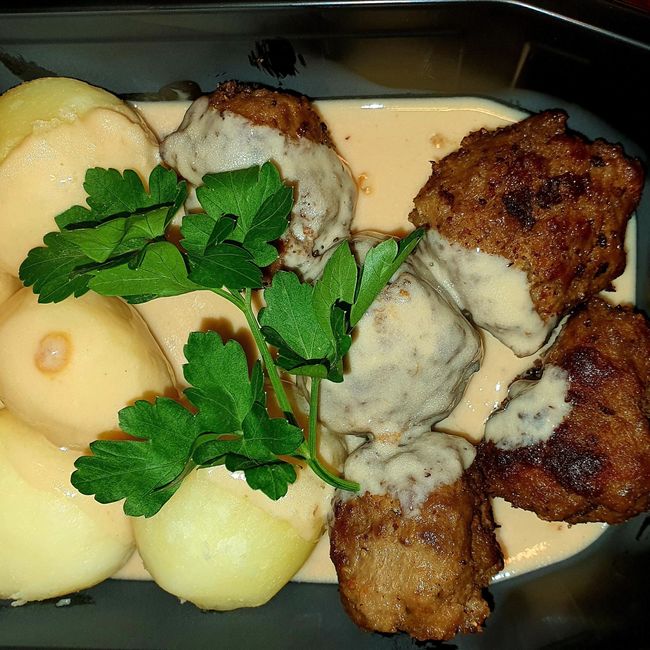 köttbullar serveras med gräddsås och potatismos