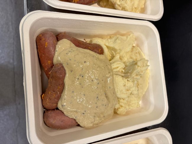 Hemmastoppad korv med mandelpotatispuré och senapssås