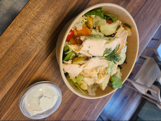GÅRDAGENS SALLAD MED GREMOLATABAKAD LAX