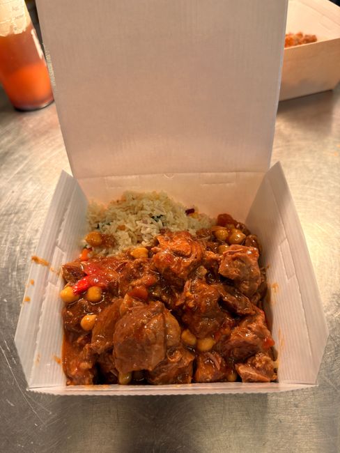 Ungersk gulasch på högrev, serveras med stekt grönsaksris